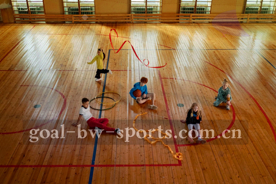 场边记录台上排布整齐的编号纸张俯拍，色调偏冷，光线克制，画面中没有人物面部